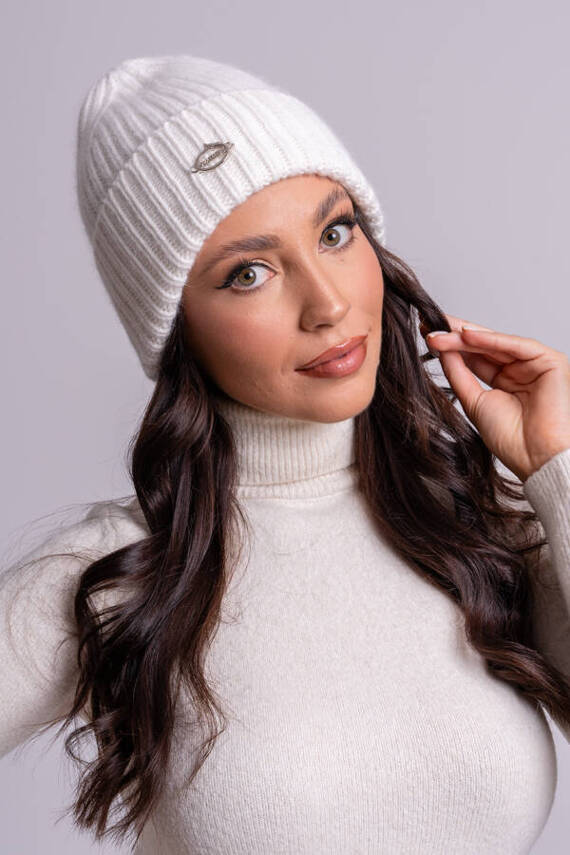 Women’s angora hat in white