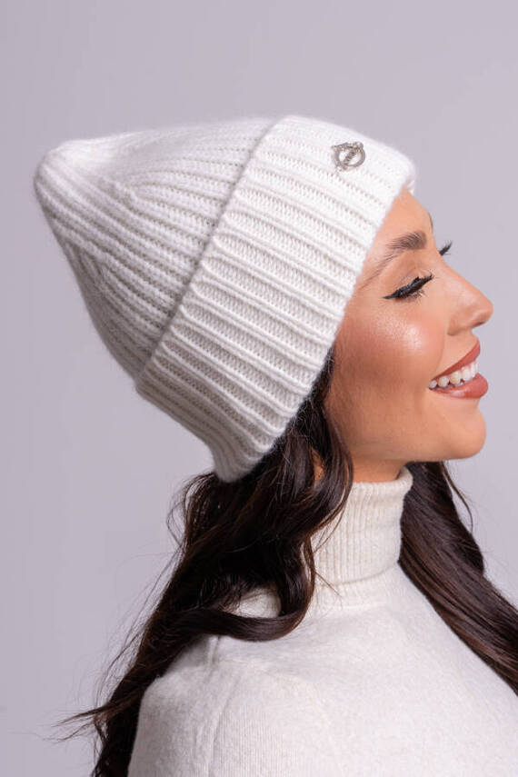 Women’s angora hat in white