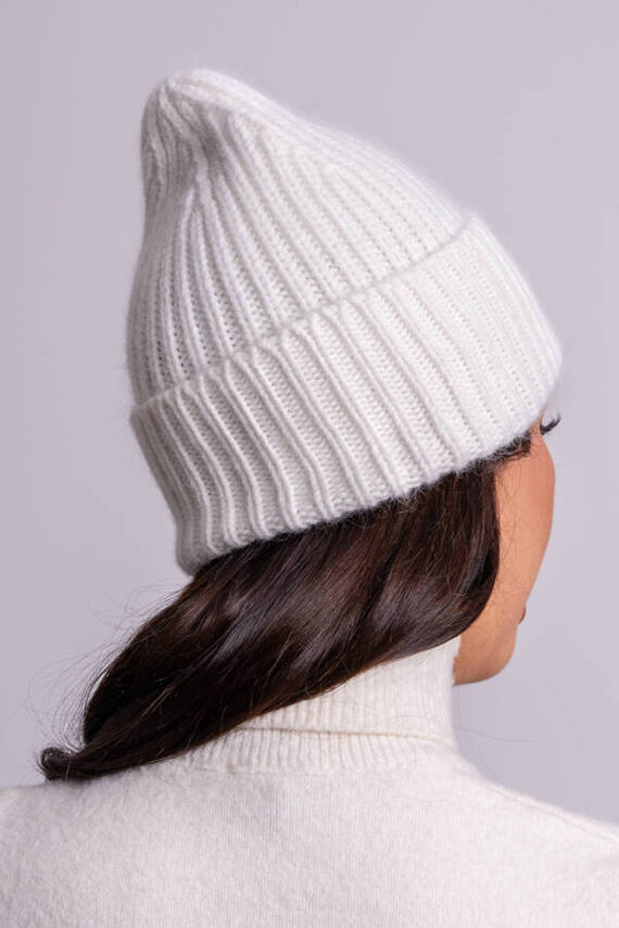 Women’s angora hat in white